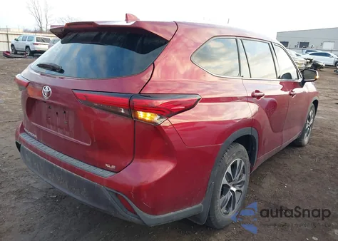 2022 Toyota Highlander Xle z USA, uszkodzony, nr VIN 5TDGZRAH2NS091757